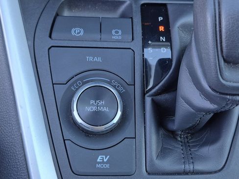 Certified 2025 Toyota RAV4 LE AWD/4WD image 32