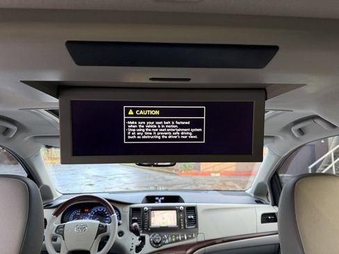 Used 2014 Toyota Sienna Limited image 41