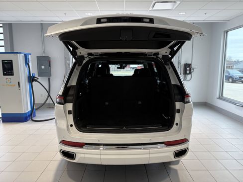 Used 2022 Jeep Grand Cherokee L Overland w/ Luxury Tech Group IV image 5