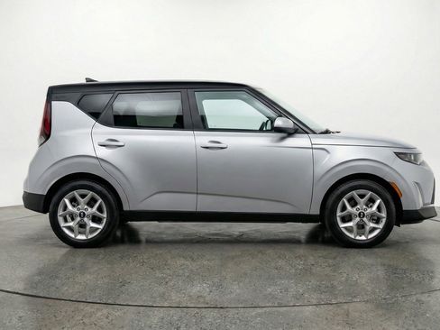 Used 2025 Kia Soul LX w/ LX Technology Package image 11
