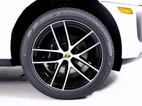 Used 2025 Porsche Macan AWD/4WD image 21