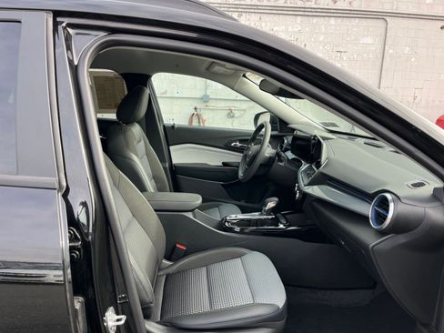 Used 2025 Chevrolet Trax LT image 26