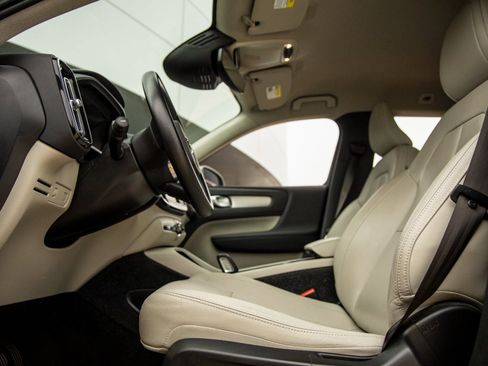 Used 2021 Volvo XC40 T5 Momentum w/ Protection Package Premier image 19