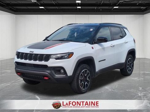 Used 2025 Jeep Compass Trailhawk AWD/4WD image 1