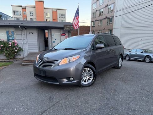 Used 2016 Toyota Sienna XLE w/ XLE Navigation Package FWD image 2
