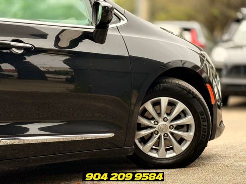 Used 2019 Chrysler Pacifica Touring-L FWD image 10