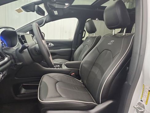 New 2026 Chrysler Pacifica Limited w/ S Appearance Package image 15