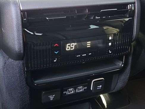 Used 2024 Jeep Wagoneer Series II image 12