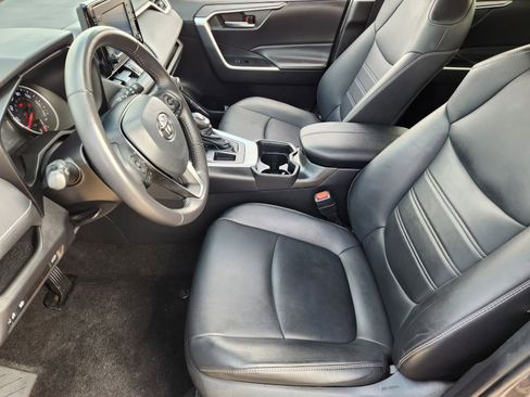 Used 2021 Toyota RAV4 XLE Premium image 17