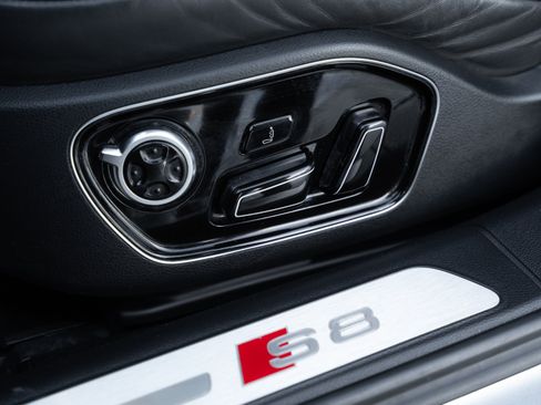 Used 2013 Audi S8 4.0T image 24
