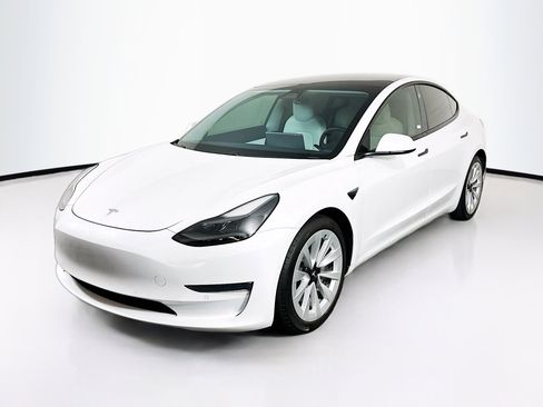 Used 2021 Tesla Model 3 Standard Range Plus image 3