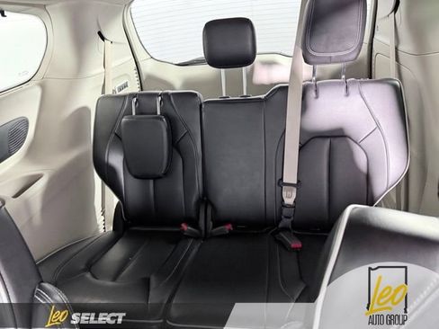 Used 2022 Chrysler Pacifica Limited FWD image 12