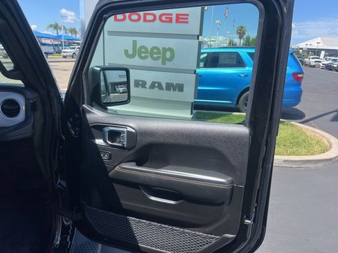 Used 2025 Jeep Wrangler Unlimited Sahara AWD/4WD image 36
