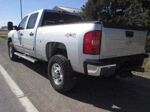 Used 2011 Chevrolet Silverado 2500 LT w/ Interior Plus Package AWD/4WD image 10
