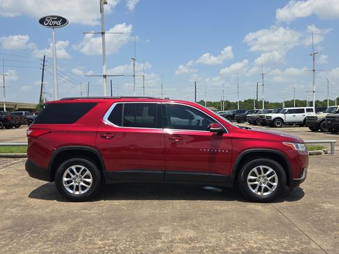 Used 2019 Chevrolet Traverse LT FWD image 2