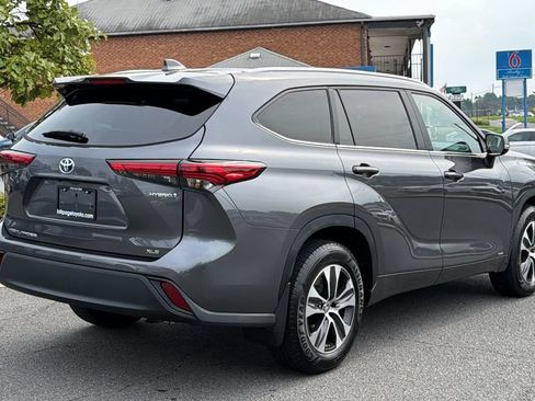 Used 2023 Toyota Highlander XLE AWD/4WD image 4
