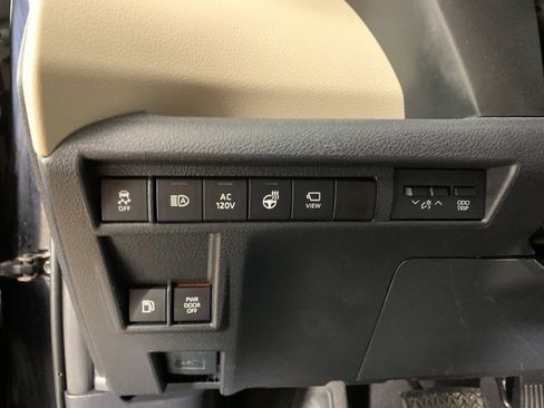 Used 2021 Toyota Sienna Platinum image 18