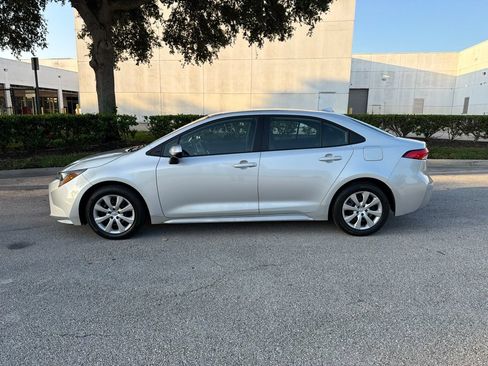 Used 2022 Toyota Corolla LE FWD image 2