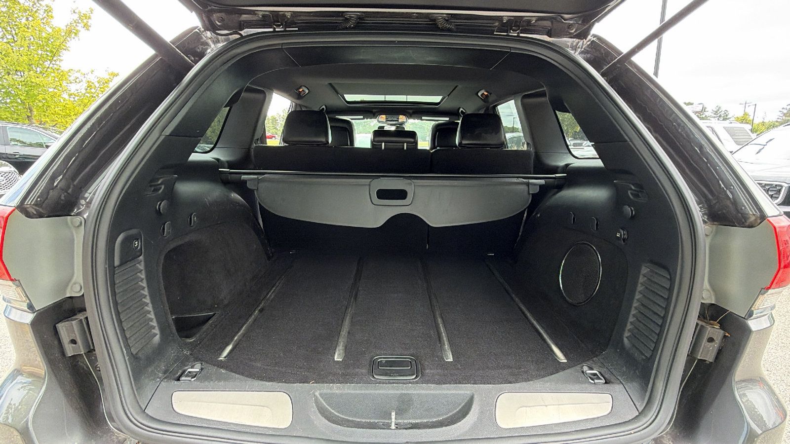 Used 2014 Jeep Grand Cherokee Overland w/ Advanced Technology Group RWD image 13