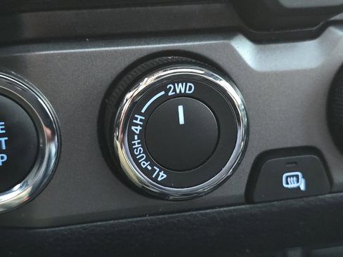 Used 2018 Toyota Tacoma TRD Off-Road image 30