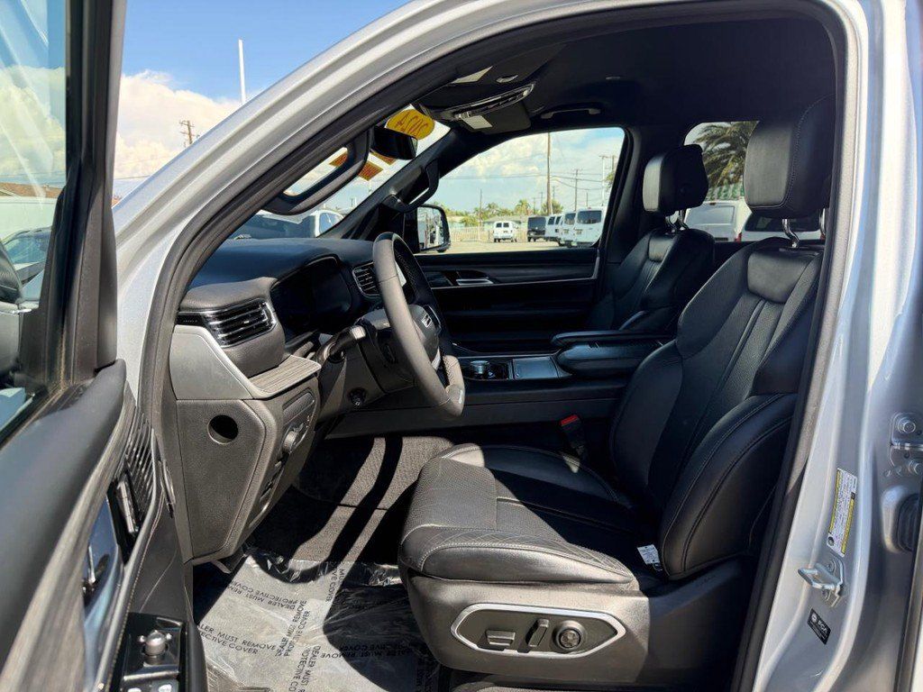 Used 2024 Jeep Wagoneer Series II w/ Flexible Seating Group RWD image 17