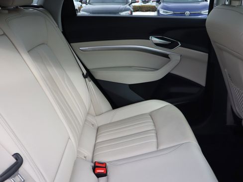 Used 2022 Audi e-tron Premium Plus w/ Premium Plus Package image 14