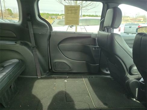 Used 2025 Chrysler Voyager LX image 9