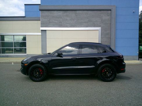 Used 2018 Porsche Macan Turbo image 21