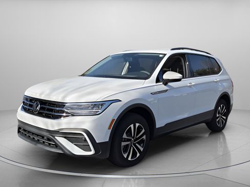 Used 2022 Volkswagen Tiguan S image 2