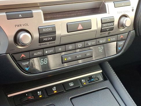 Used 2018 Lexus ES 300h image 16