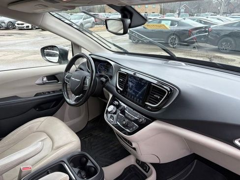 Used 2018 Chrysler Pacifica Touring-L image 19