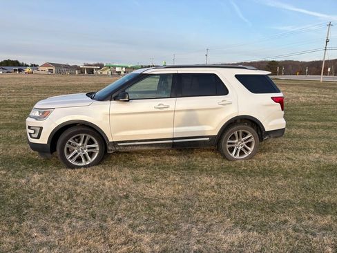 Used 2016 Ford Explorer XLT w/ Equipment Group 202A image 3