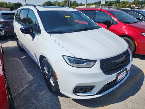 New 2026 Chrysler Pacifica Limited w/ S Appearance Package image 1