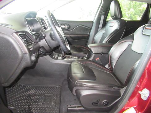 Used 2019 Jeep Cherokee Trailhawk w/ Comfort/Convenience Group AWD/4WD image 24