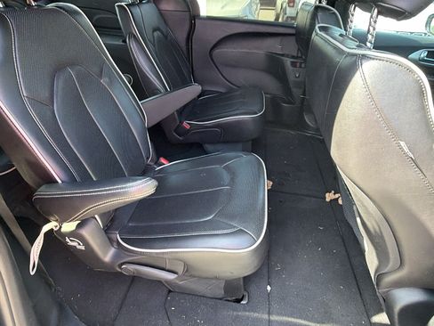 Used 2025 Chrysler Pacifica Limited FWD image 21