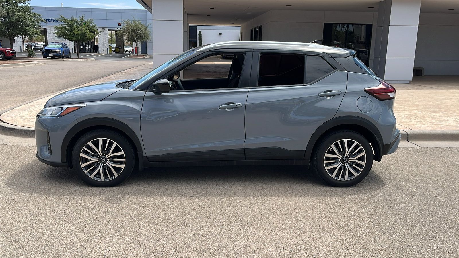 Used 2024 Nissan Kicks SV FWD image 4