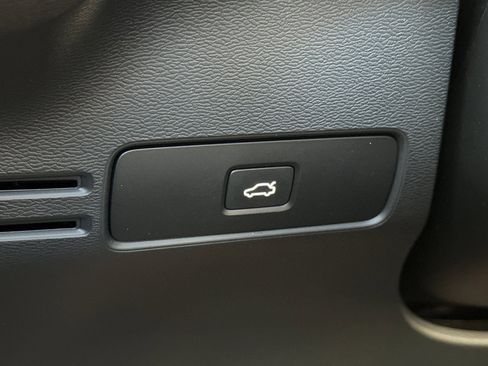 Used 2023 Volvo XC40 Recharge Ultimate image 31