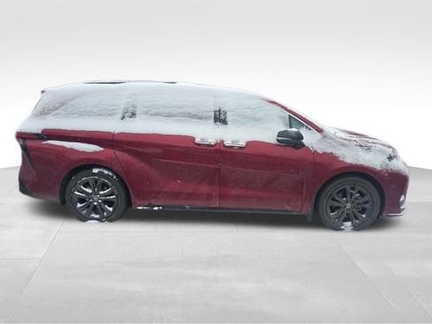 Used 2024 Toyota Sienna XSE w/ XSE Premium Package image 7