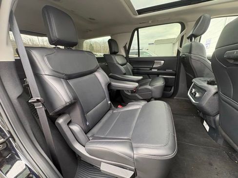 Used 2025 Ford Expedition Platinum image 33