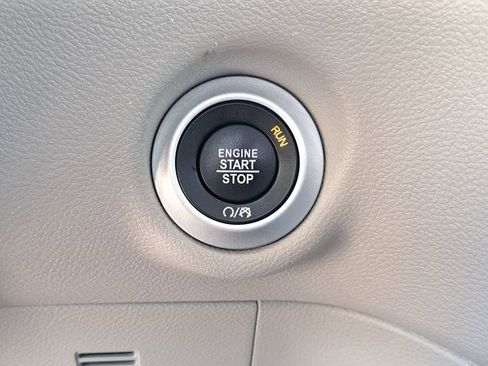 Used 2024 Chrysler Pacifica Touring-L image 26