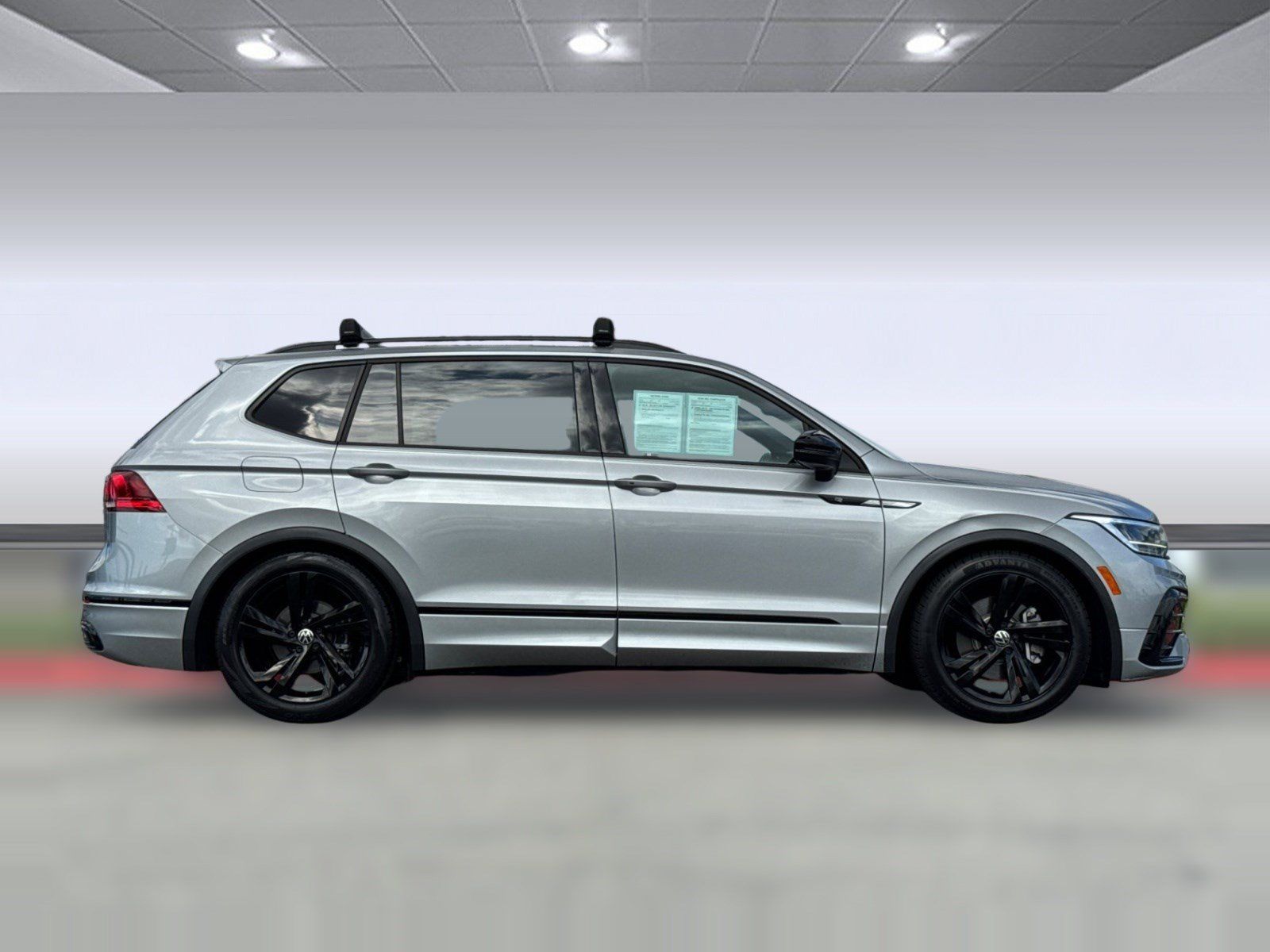 Used 2023 Volkswagen Tiguan SE R-Line FWD image 8