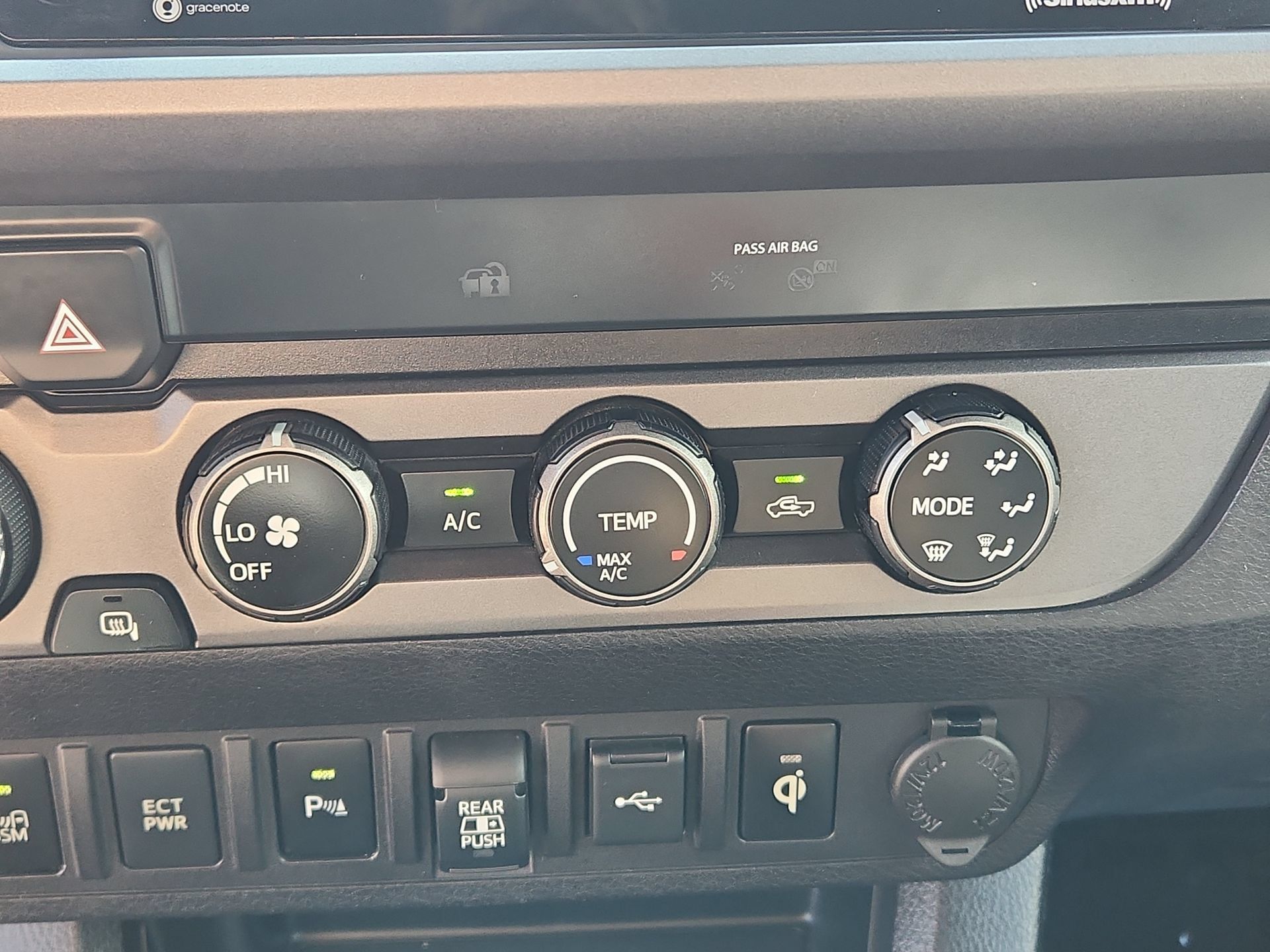 Used 2020 Toyota Tacoma TRD Off-Road w/ Technology Package AWD/4WD image 16