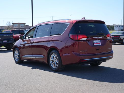 Used 2017 Chrysler Pacifica Limited FWD image 5