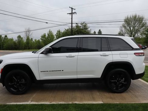 Used 2023 Jeep Grand Cherokee Altitude AWD/4WD image 28