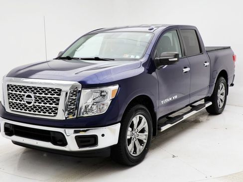 Used 2018 Nissan Titan SV w/ SV Convenience Package image 2