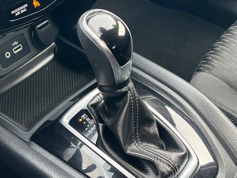 Used 2019 Nissan Rogue SV image 18