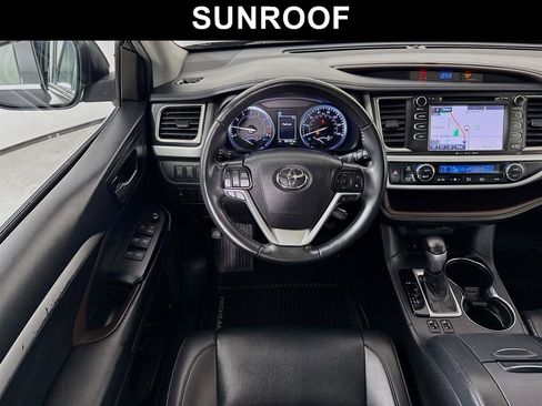 Used 2019 Toyota Highlander XLE AWD/4WD image 2