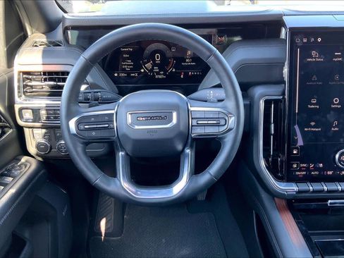 Used 2025 GMC Yukon Denali image 6