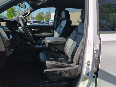 Used 2025 GMC Yukon XL Denali AWD/4WD image 11