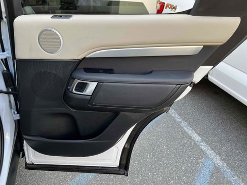 Used 2020 Land Rover Discovery Landmark image 65